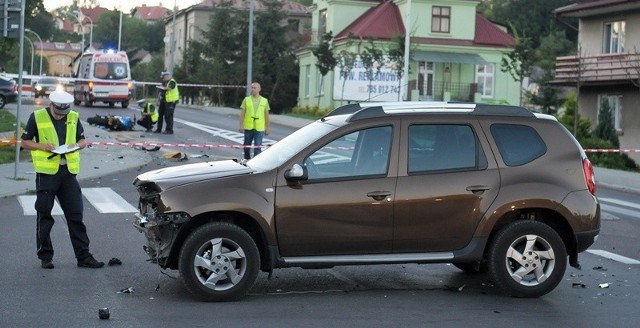 Na miejscu wypadku ruchem kierują strażacy.