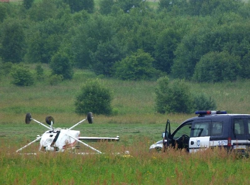 Lądująca awionetka przewróciła na lotnisku w Masłowie w...