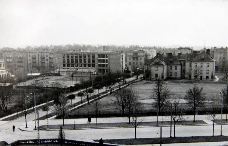 Fotografia z przełomu lat 1953 i 1954, po lewej lodowisko, o...