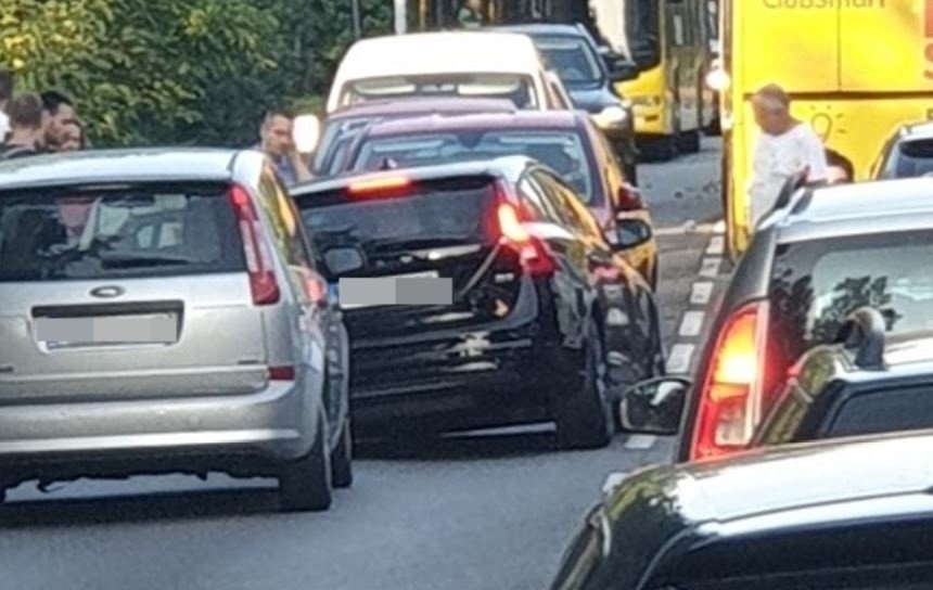 Wypadek w Katowicach Samochód wjechał w sygnalizację