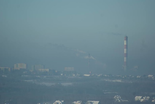 Rekordowe zanieczyszczenie powietrza mieliśmy w niedzielę rano w Kielcach. Smog unoszący się nad miastem kilkukrotnie przekroczył bezpieczną barierę.