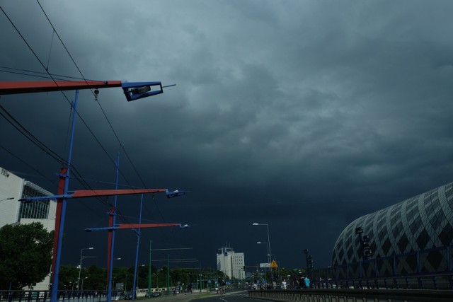 W piątek poznaniaków czeka burza. Zacznie się około południa i może potrwać kilka godzin. Temperatura może wynieść od 22 do 25 stopni Celsjusza.Przejdź do kolejnego dnia --->Źródło: TVN Meteo