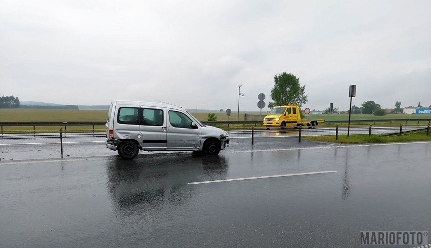 Wypadek na autostradzie A4. Peugeot uderzył w bariery i się...
