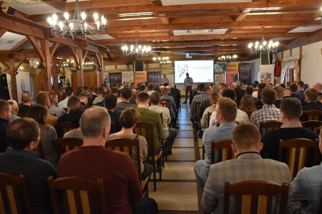 Konferencja „Dobre praktyki przygotowania kiszonek z traw i lucerny”, która odbyła się 15 lutego w „Dworku w Brzóskach” zgromadziła ok 200 rolników.