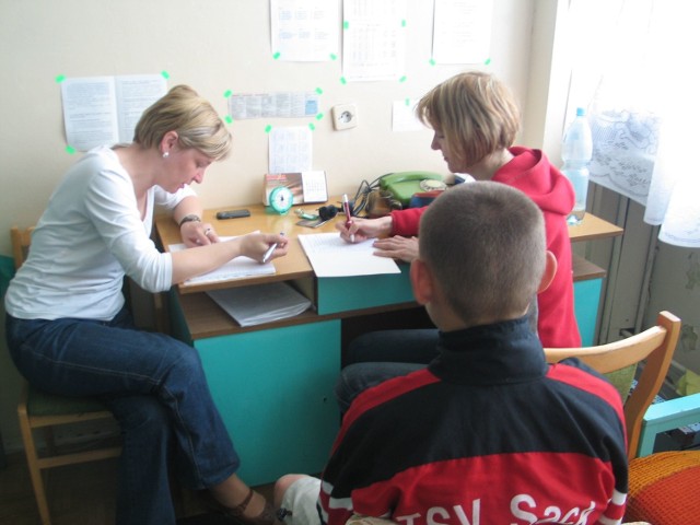 Nauczyciele z zalanej Szkoły Podstawowej w Sobowie, w Tarnobrzegu, którzy spotkali się w poniedziałek ze swoimi uczniami, w "dziesiątce&#8221;, informując o powrocie do ławek, wypytywali przy okazji o przybory szkolne i podręczniki.