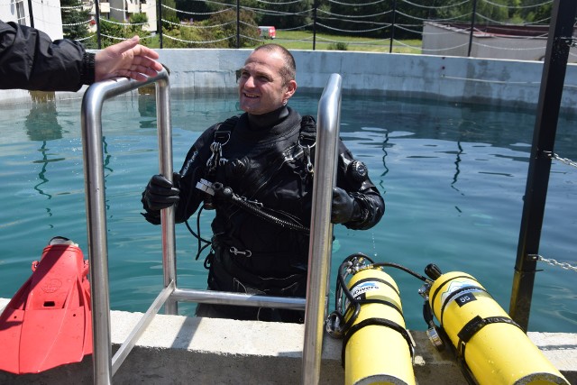 Nurkowanie w Pszczynie. Z wody wychodzi Adrian Gałosz z Centrum Nurkowego Beskid Divers w Bielsku-Białej