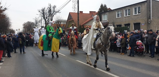 Uczestnicy orszaku w Grójcu modlili się najpierw na mszy świętej. Rozpoczęła się ona o godzinie 12 w kościele pod wezwaniem Miłosierdzia Bożego. O trzynastej barwny korowód wyruszył ze świątyni, aby ulicami miasta dotrzeć do Plac Wolności. Na czele konno pojechali Trzej Królowie: Kacpra, Melchiora i Baltazara. Na szczudłach podążały anioły i diabły. Odbyły się także bożonarodzeniowe jasełka uliczne. O artystyczną oprawę widowiska zadbały: chór Fletnia Pana, Orkiestra Dęta Ochotniczej Straży Pożarnej w Grójcu. Uczestnicy orszaku otrzymali śpiewniki i korony. Trasę przemarszu zabezpieczały miejscowe służby mundurowe. PRZEGLĄDAJ KOLEJNE ZDJĘCIA >>>