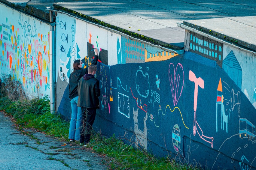 Mural, który ciągle się zmienia, jest na Witominie. Stworzyli go mieszkańcy! Zobacz zdjęcia