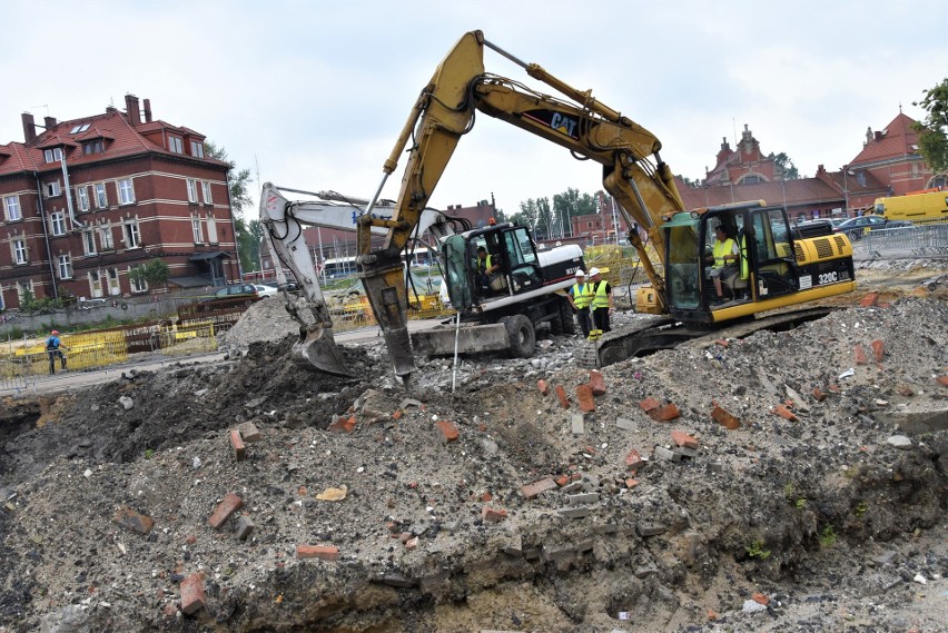 Centrum przesiadkowe Opole Główne. Rozbiórka szczeliny...