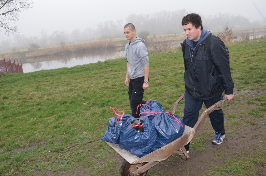 Wrocław: Mieszkańcy Biskupina sami posprzątali wały. Znaleźli tampony, lodówkę i opony (ZDJĘCIA)