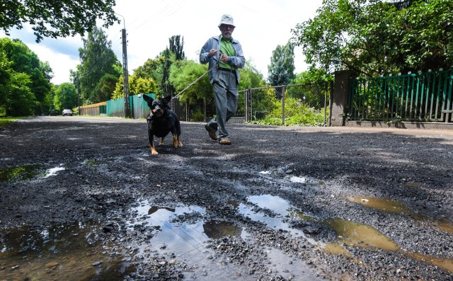 Na razie na ulicy Siedleckiej po większych opadach deszczu jest pełno błota. Jednak w przyszłym roku krajobraz ma się zmienić.