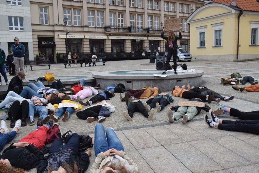 Młodzieżowy Strajk Klimatyczny w Białymstoku. Młodzi ludzie kładli się na ziemi z transparentami (ZDJĘCIA, WIDEO)