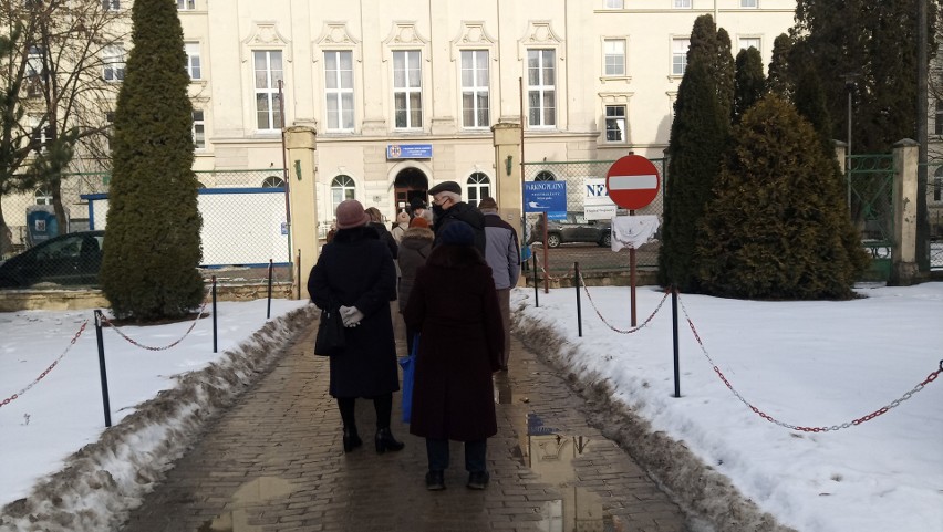 Kolejka pod Szpitalem Wojskowym w Lublinie. Seniorzy tłumnie ruszyli do rejestracji