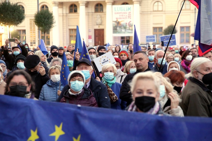  "My zostajemy w UE". W Lublinie, Chełmie i Puławach odbyły się protesty przeciwko wyrokowi Trybunału Konstytucyjnego 