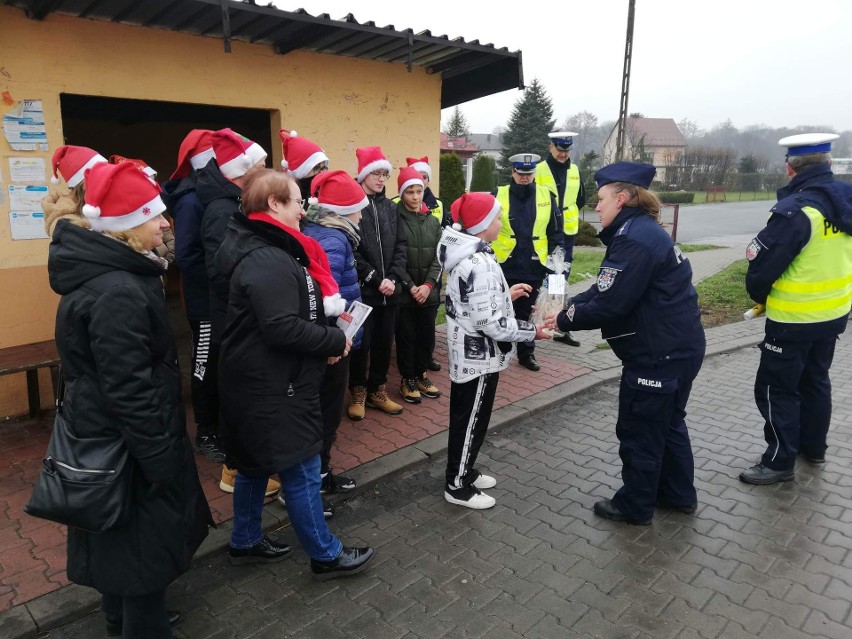 Wyjątkowy Mikołaj dla kierowców. Uczniowie Szkoły Podstawowej w Sadowiu rozdawali im prezenty i rózgi 