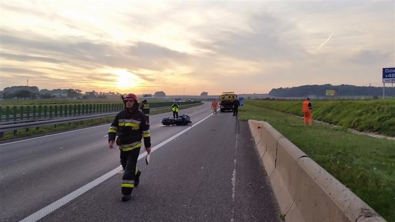 Motocyklista najechał na tył ciężarówki.