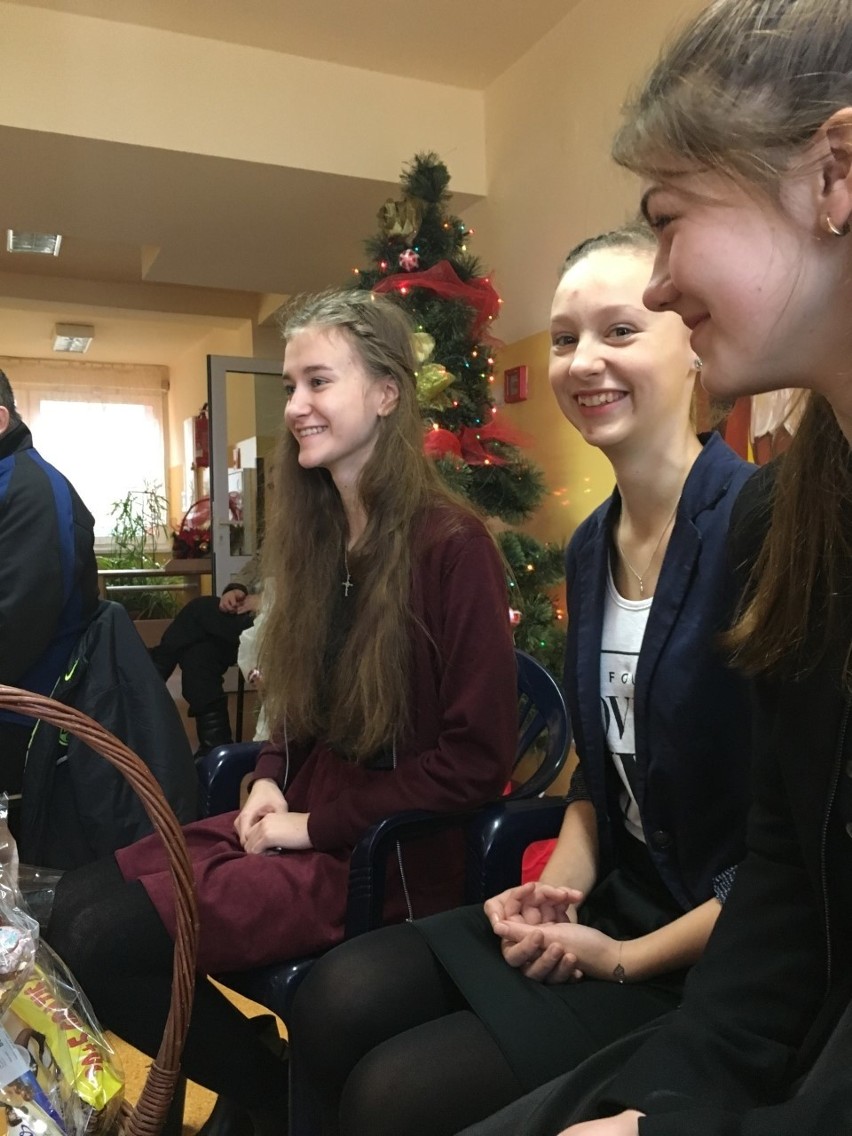 Delegacja młodzieży z Nowej Wsi ze świąteczną wizytą w zakładzie opiekuńczo-leczniczym