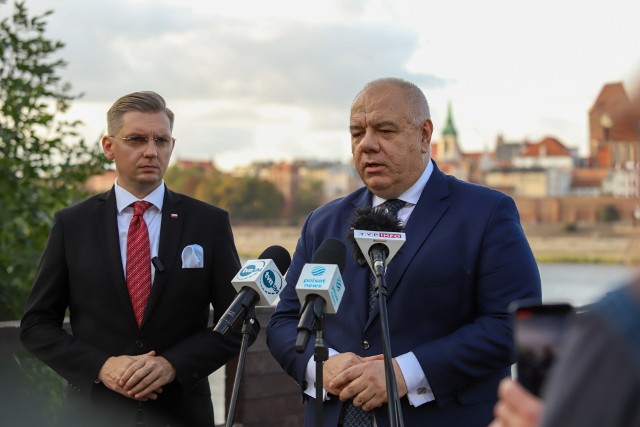 Sasin chwalił wiceprezydenta Torunia Adriana Móla, także obecnego na konferencji prasowej, jako niezwykle sprawnego w pozyskiwaniu środków dla Torunia. Mól kandyduje do Sejmu z szóstego miejsca na liście PiS w okręgu toruńsko-włocławskim.