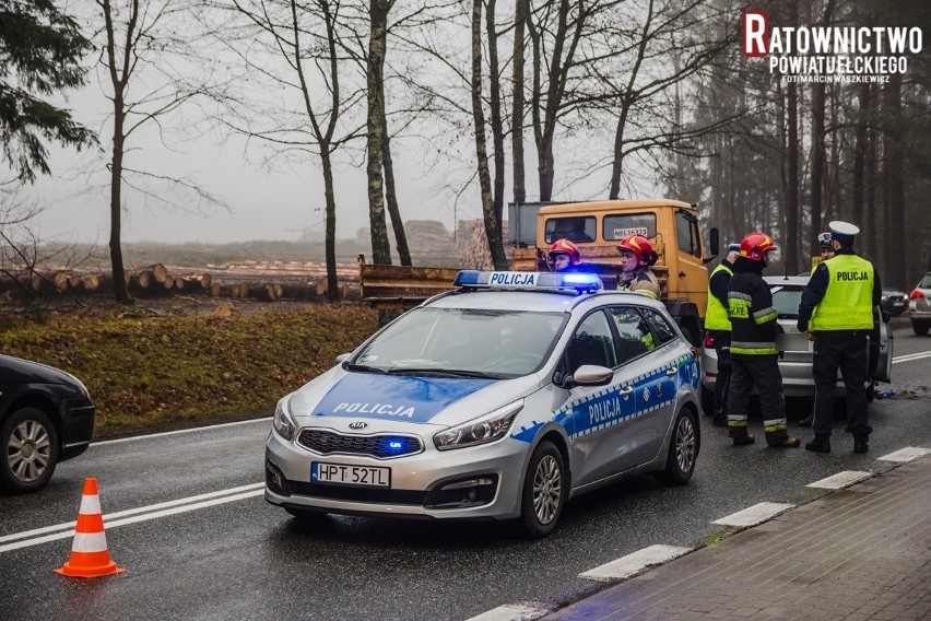 Wypadek na DK 16 Ełk - Sędki. Zderzyły się trzy auta. Dwie osoby poszkodowane [ZDJĘCIA]