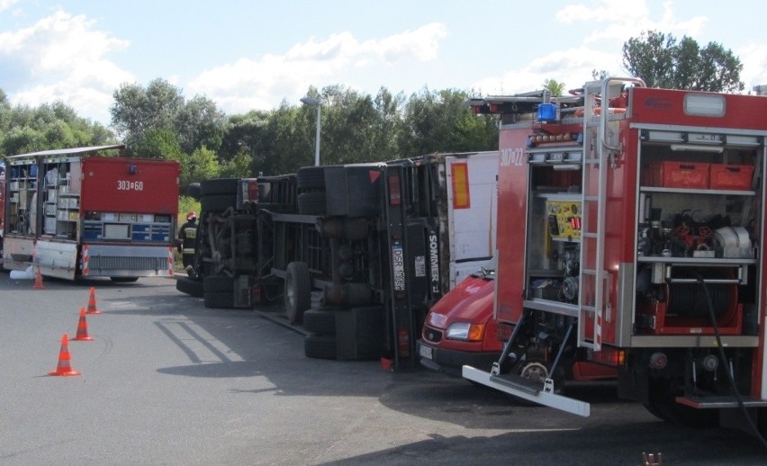 Wypadek na Granicznej. Wywrócił się tir przewożący...