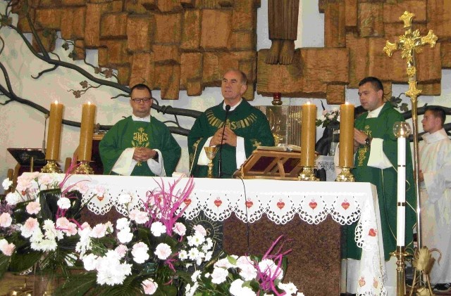 Pożegnalna msza święta odchodzących księży wikariuszy, księdza Łukasze Sieka (z lewej) i księdza Piotra Gruszki (z prawej).