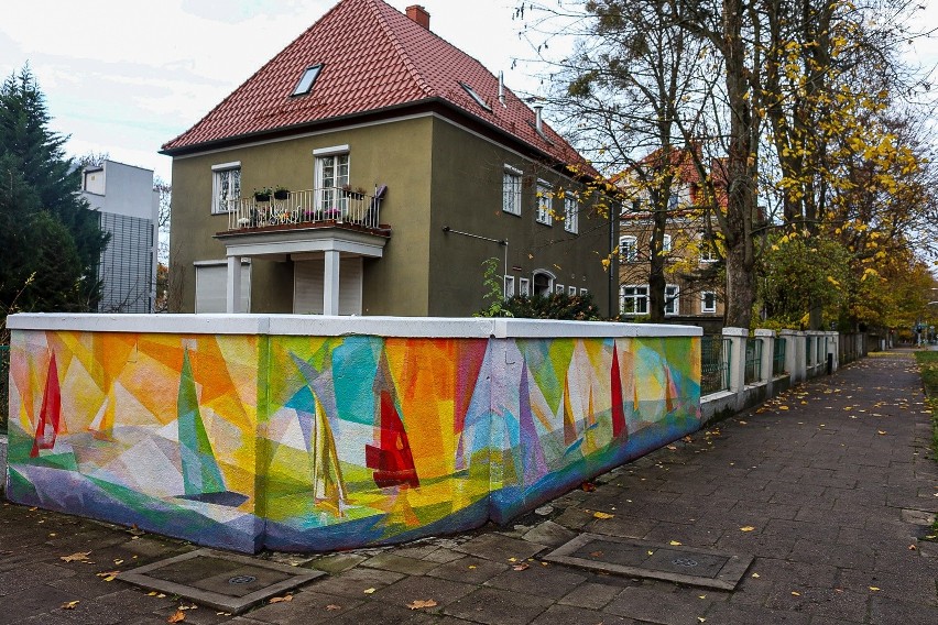 Nowy mural w Szczecinie. Kolorowe żaglówki na murze. Zobacz zdjęcia