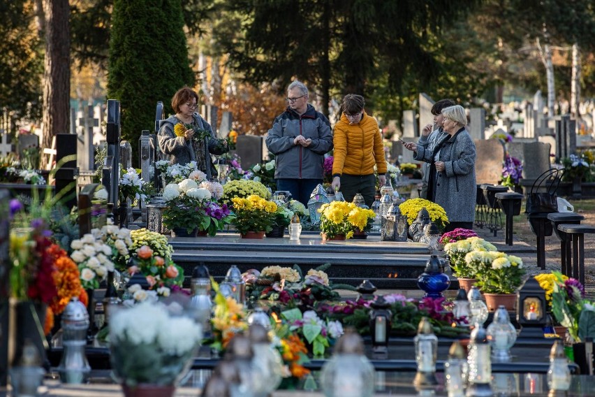 Uroczystość Wszystkich Świętych to czas refleksji i zadumy....