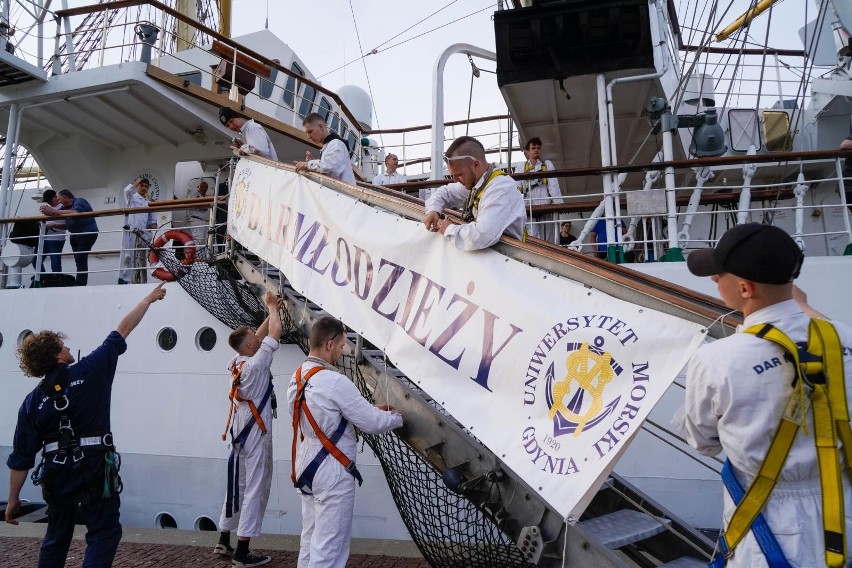 „Dar Młodzieży” ponownie przy nabrzeżu Pomorskim w Gdyni. Żaglowiec wrócił do domu ZDJĘCIA