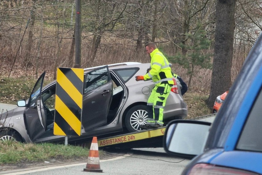 W Bydgoszczy nietrzeźwy kierowca wymusił pierwszeństwo. Zawisł na skarpie [zdjęcia]