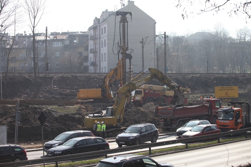 Plac budowy przy al. Powstańców Śląskich, 17 marca.