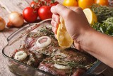 Jaka marynata do mięsa na grilla, a jaka do warzyw? Sprawdź przepisy na marynaty do karkówki, kurczaka, żeberek, ryby, tofu i grzybów