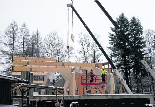 Wczoraj na placu budowy rozpoczęto układanie dachu