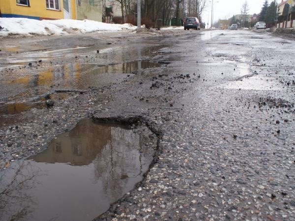 Śnieg zniknął z jezdni i odsłonił dziury w asfalcie, które są pułapką dla kierowców.