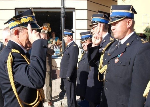 Komendant miejski PSP w Tarnobrzegu Andrzej Babiec (z prawej) awansował do stopnia brygadiera.