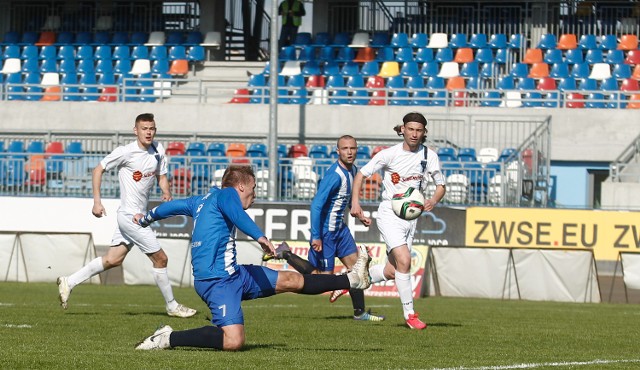 Stal Rzeszów pokonała na własnym stadionie JKS Jarosław 1:0 (0:0). Bramkę dla Stali w 57. minucie strzelił Michał Lisańczuk.