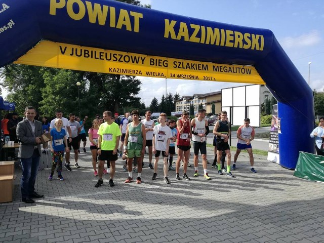 Start niedzielnego Biegu Szlakiem Megalitów, któryodbył się w Kazimierzy Wielkiej. Rywalizację w biegugłównym na 10 kilometrów wygrał Dawid Kubiec z Juventy Starachowice (drugi z prawej)