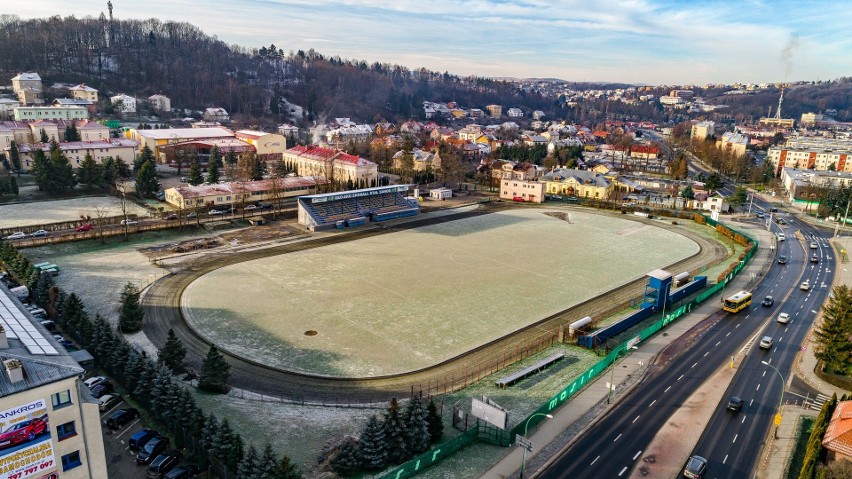 Legendarny sanocki stadion "Wierchy" zmieni się nie do poznania. Miasto inwestuje prawie 6 mln zł [ZDJĘCIA]