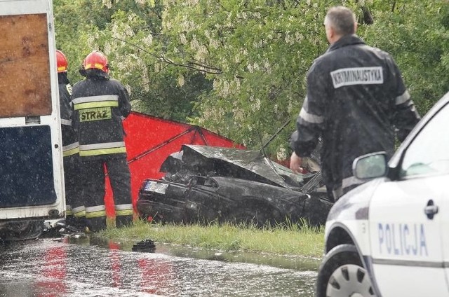 Tragiczny wypadek na ulicy Kruśliwieckiej w Inowrocławiu. 22-letni kierowca opla zmarł na miejscu.