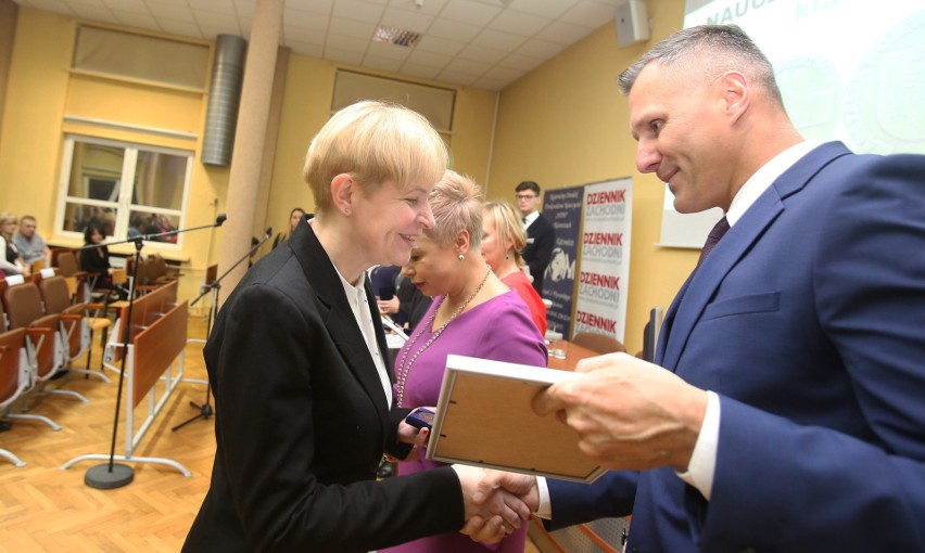 Oto laureaci tytułu „Nauczyciel na medal”. Wręczyliśmy nagrody zwycięzcom plebiscytu DZ [ZDJĘCIA]