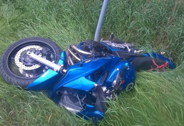 (dab)Do tragedii doszło w sobotę, 20 sierpnia, rano na łuku drogi między Murzynowem i Gościnowem koło Skwierzyny. Motocykl kierowany przez 35-letniego mężczyznę z Radomia zjechał z drogi i uderzył w rosnące na poboczu drzewo. Motocyklista zginął na miejscu. Zobacz też:  Wypadek na S3 pod Sulechowem. Motocyklista uderzył w auto
