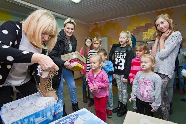 Wczoraj w świetlicy w Nowym Dworze 36 dzieci otrzymało nowe buty w ramach akcji  Polskiego Czerwonego Krzyża „Stop bosym stopom”