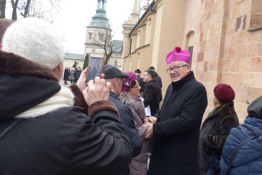 Po uroczystej Eucharystii biskup Andrzej Kaleta przyjmował...