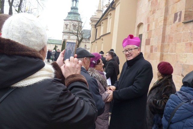 Po uroczystej Eucharystii biskup Andrzej Kaleta przyjmował życzenia.