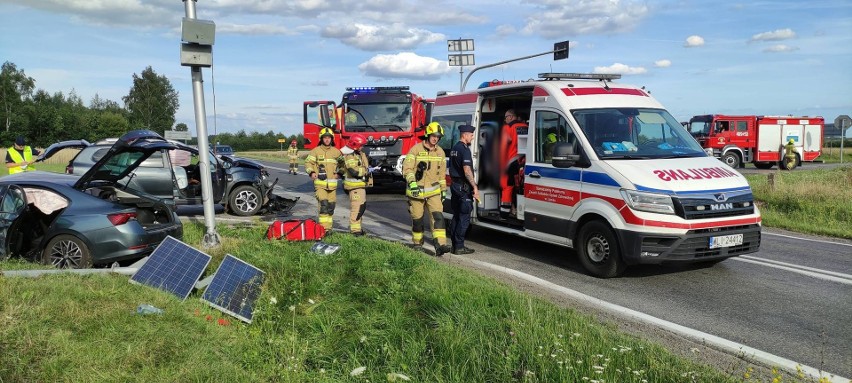 Wypadek na drodze wojewódzkiej w powiecie lipskim. Po zderzeniu dwóch samochodów jeden z nich wypadł z drogi. W jednym z aut były dzieci