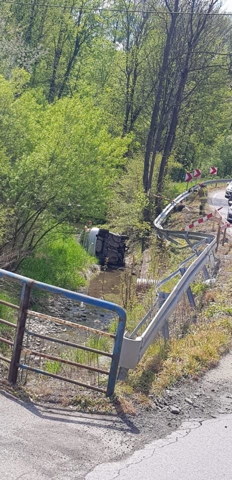 Pisarzowa. Samochód osobowy wpadł do potoku. Na pomoc przybyli strażacy [ZDJĘCIA]