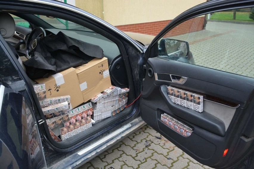 Audi wypełnione po brzegi tytoniową kontrabandą. Pogranicznicy udaremnili przemyt za prawie pół miliona złotych (zdjęcia)