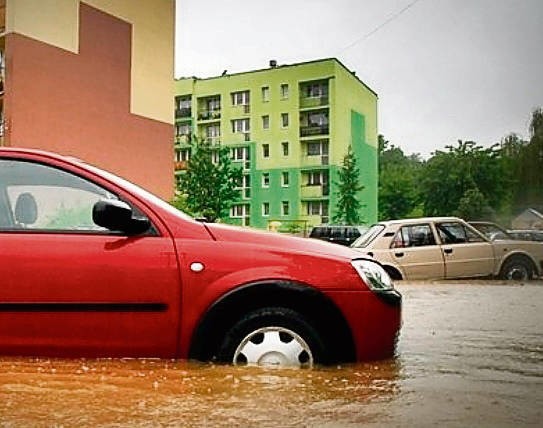 W trakcie intensywnych opadów zalanych zostało dziesiątki aut