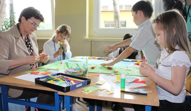 Minister Krystyna Szumilas w szkole podstawowej nr 5 w Kluczborku została zaproszona do udziału w lekcji. Siedziała razem z dziećmi przy stole i zajmowała się wycinaniem.