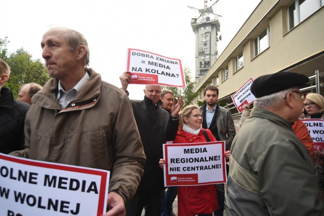 Protest SLD i RAŚ przed TVP Katowice