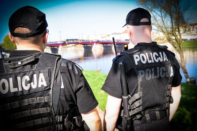 Dwie osoby zawdzięczają życie gorzowskim policjantom. 14-latka została ściągnięta z barierki mostu, bo chciała skoczyć do Warty z kilkunastu metrów. Dwa dni wcześniej mężczyzna miał problemy, by utrzymać się na powierzchni Kłodawki. Funkcjonariusze włożyli sporo wysiłku, by wyciągnąć go na brzeg.Funkcjonariusze gorzowskiej komendy w ciągu dwóch dni uratowali dwa życia. W środę zostali wezwani w okolice ul. Wyszyńskiego. Mężczyzna miał wchodzić do rzeki Kłodawki. Na miejscu funkcjonariusze wiedzieli już, że trzeba działać szybko. Mężczyzna miał bowiem problemy, by utrzymać się na powierzchni rzeczki. Co chwilę znikał pod lustrem wody. Funkcjonariusze ruszyli, by go ratować. Nie mogli z nim nawiązać kontaktu, a po wyciągnięciu mężczyzna próbował wrócić do wody. - Na miejsce wezwano pogotowie, które zabrało mężczyznę do szpitala. Policjanci, prócz przemoczonych mundurów, mieli sporą satysfakcję z tego, że udało się wyciągnąć mężczyznę na brzeg - mówi sierż. szt. Grzegorz Jaroszewicz z wydziału prasowego Komendy Wojewódzkiej Policji w Gorzowie Wlkp.W ostatniej chwili, w nocy z czwartku na piątek (19/20.04), gorzowscy policjanci ściągnęli z Mostu Staromiejskiego 14-latkę, która chciała skoczyć z wysokości kilkunastu metrów do Warty. Funkcjonariusze zostali zaalarmowani przez przechodnia. Mundurowi szybko pobiegli we wskazane miejsce. Zauważyli dziewczynę, która siedziała po zewnętrznej stronie mostu. Funkcjonariusze wiedzieli, że liczy się każda chwila. - Próby rozmowy nie przynosiły rezultatu. Policjanci zaskoczyli nastolatkę i w porę ściągnęli ją z barierek. Niemal w tym samym czasie dyżurny gorzowskiej jednostki odbierał zgłoszenie od zaniepokojonej rodziny. Na miejsce policyjnej interwencji wezwano pogotowie. 14-latka została przewieziona do szpitala - relacjonuje G. Jaroszewicz. Autor: Materiały policji, oprac. (pik)Zobacz też wideo: KRYMINALNY CZWARTEK - 19.04.2018 - Cudem uniknęli śmierci na drodze. Kierowca potrącił pieszą, inny niemal zabił rowerzystkęPOLECAMY ODCINKI "KRYMINALNEGO CZWARTKU":